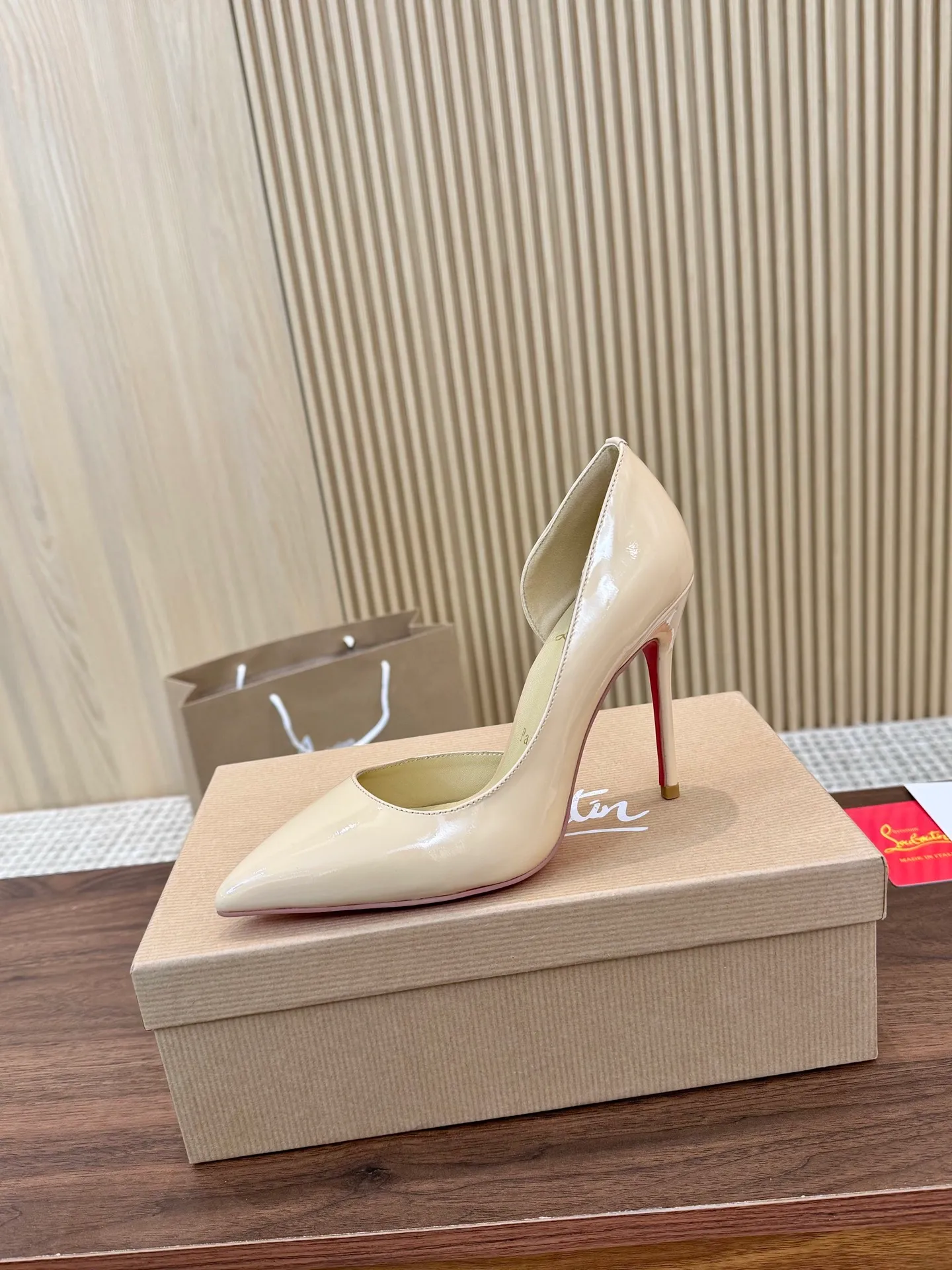 💕💕Factory direct selling price p440💕💕 Genuine leather sole +40 shipped all year round💝Christian Louboutin CL👠 "Imported cow patent leather💎Side hollow series" noble and luxurious, real blingbling👟👟 real materials, all customized by the pattern maker, and the materials are made of original customized materials to achieve the taste of the original 5 color options💍 Upper: Imported 👉cow patent leather💪 Lining: Sheepskin foot pad/lining Size: 34-40.41.42 Heel height: two options: 10.5cm and 8.5cm